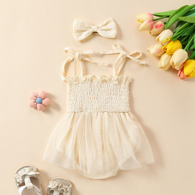Conjunto de duas peças de vestido de alças em rede com bordado de toalha e fita para o cabelo com laço