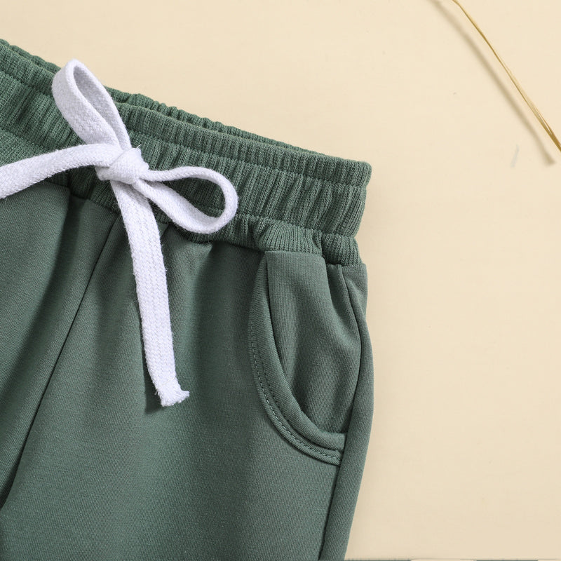 Conjunto de camisola de gola redonda e calças de cor lisa para menino