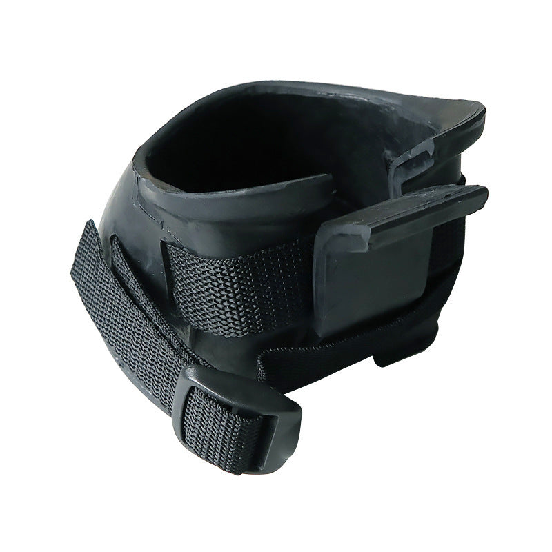 Cascos de cavalo de borracha par de cavalos isolado água suja estrume