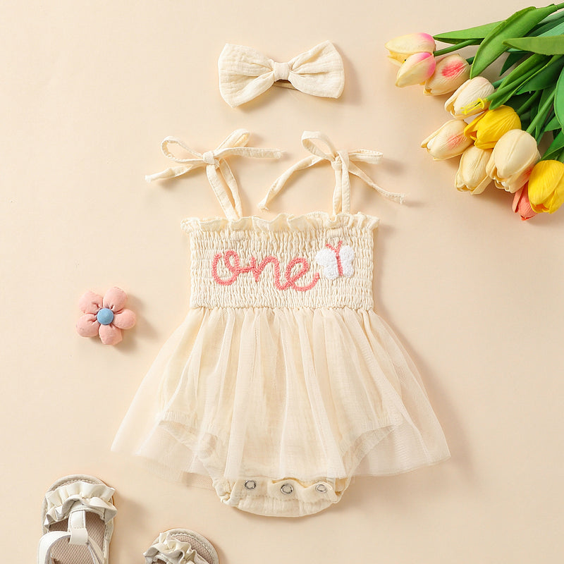 Conjunto de duas peças de vestido de alças em rede com bordado de toalha e fita para o cabelo com laço