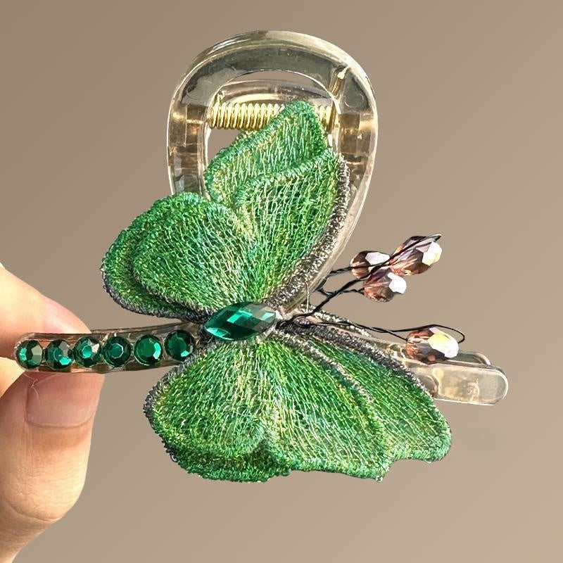 Retro-Haarspange mit besticktem Schmetterling im Half-up-Stil