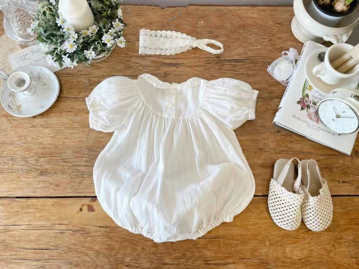 Sommerlicher Baby-Strampler mit Rüschenkragen und Puffärmeln