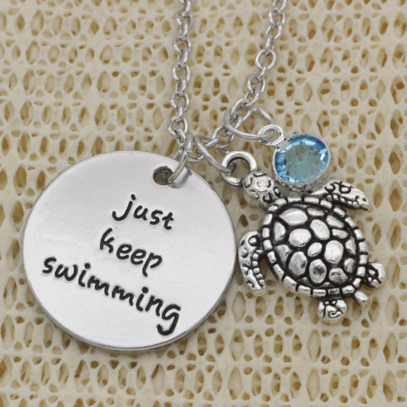 Buchstabenhalskette „Just Turtle Swimming Sea“