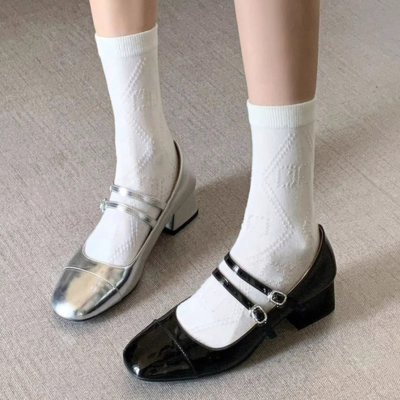 Sapatos femininos de salto alto com fivela quadrada e salto médio