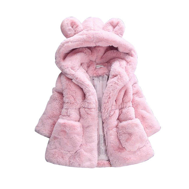 Ein Mädchen-Pelzmantel für Herbst und Winter