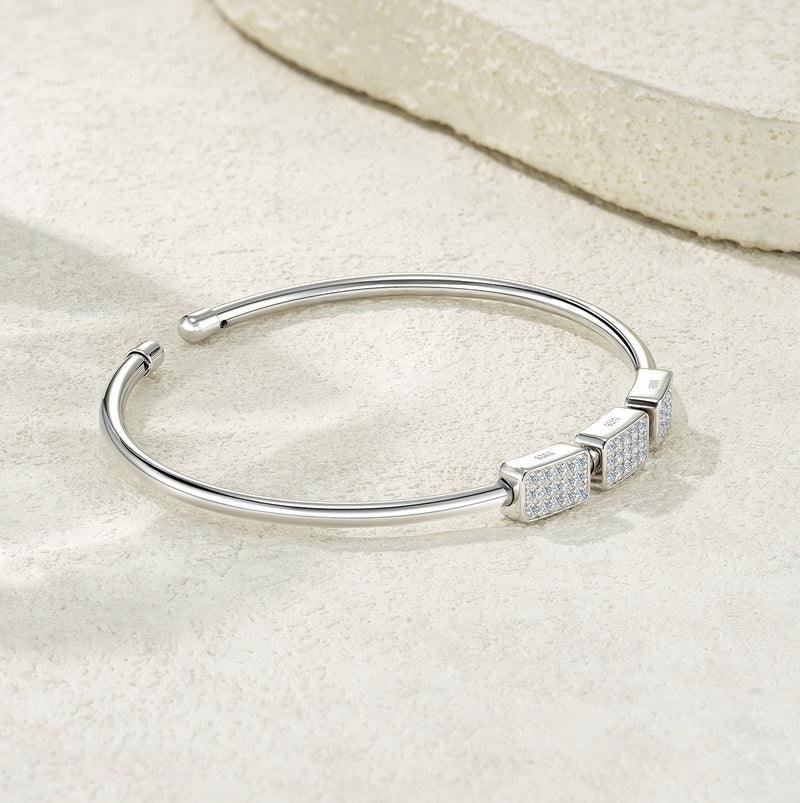 A Luxurious And Fashionable Minimalist Jewelry Bracelet Featuring Top-quality Moissanite, Made Of S925 Silver Electroplated With Platinum.