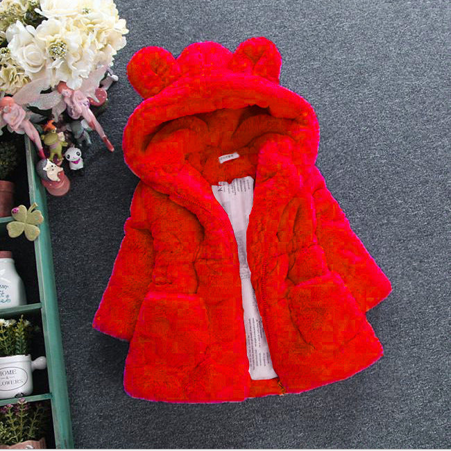 Ein Mädchen-Pelzmantel für Herbst und Winter