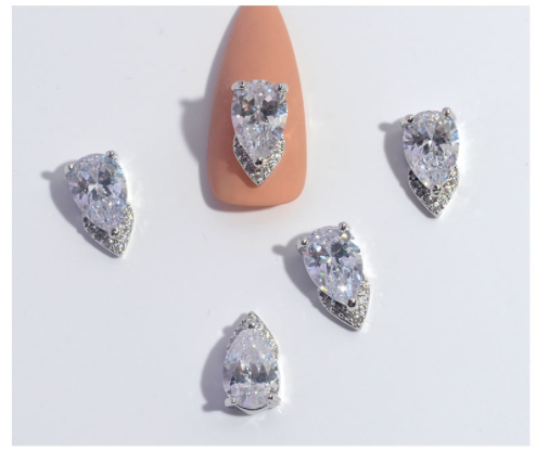 Nagelschmuck Zirkonia-Blume Quastenkette