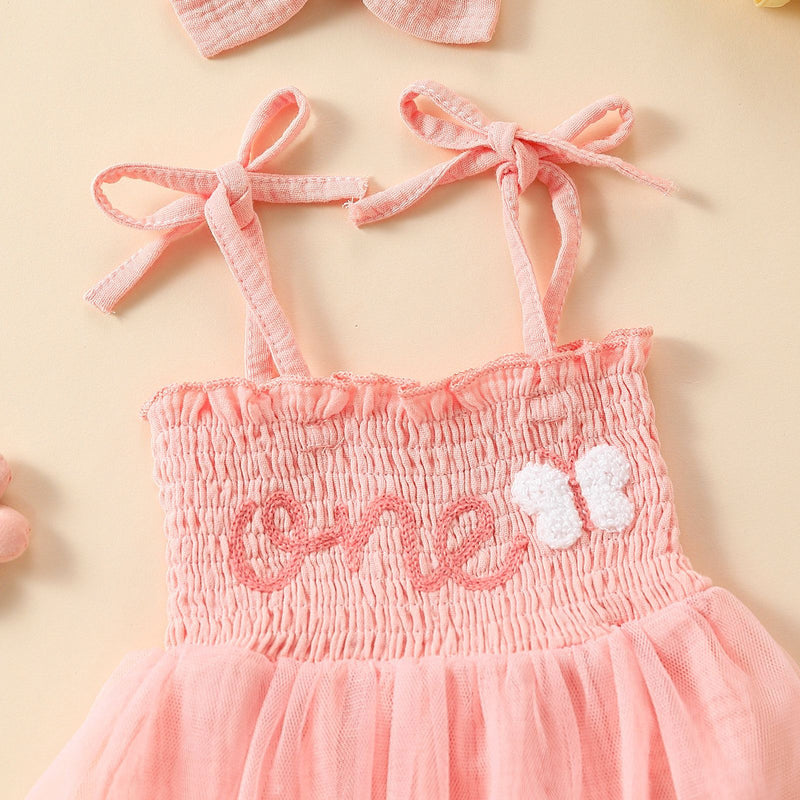 Conjunto de duas peças de vestido de alças em rede com bordado de toalha e fita para o cabelo com laço