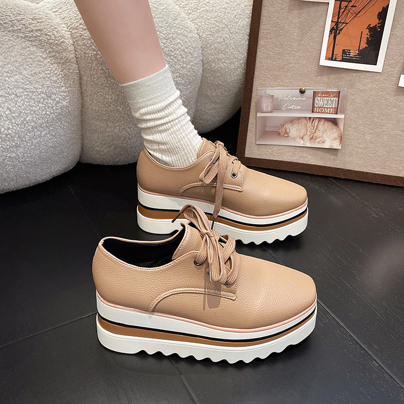 Britische Brogue-Schnürschuhe mit eckiger Kappe und Plateauabsatz