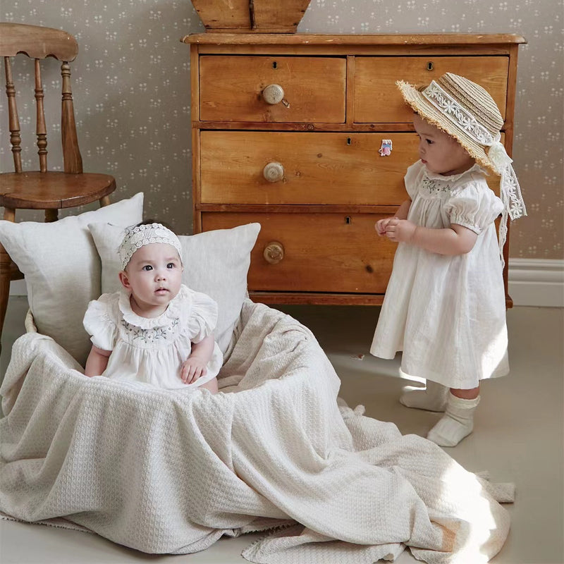 Sommerlicher Baby-Strampler mit Rüschenkragen und Puffärmeln