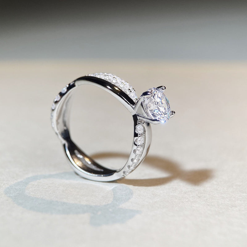 1 Karat Classic Four-claw Ring Winding Twisted Arm Moissanite
