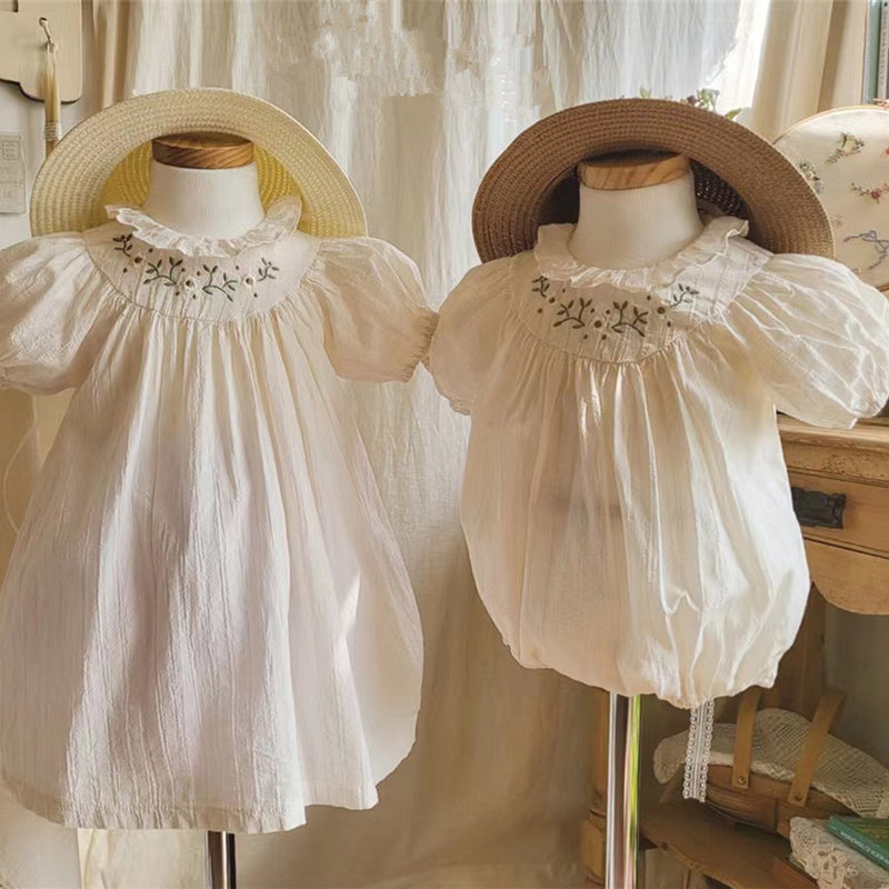Sommerlicher Baby-Strampler mit Rüschenkragen und Puffärmeln