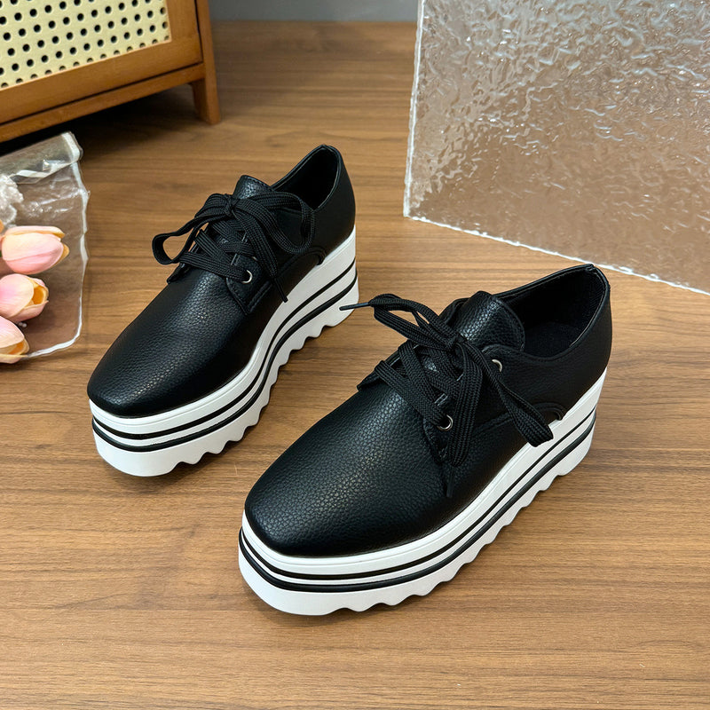 Britische Brogue-Schnürschuhe mit eckiger Kappe und Plateauabsatz