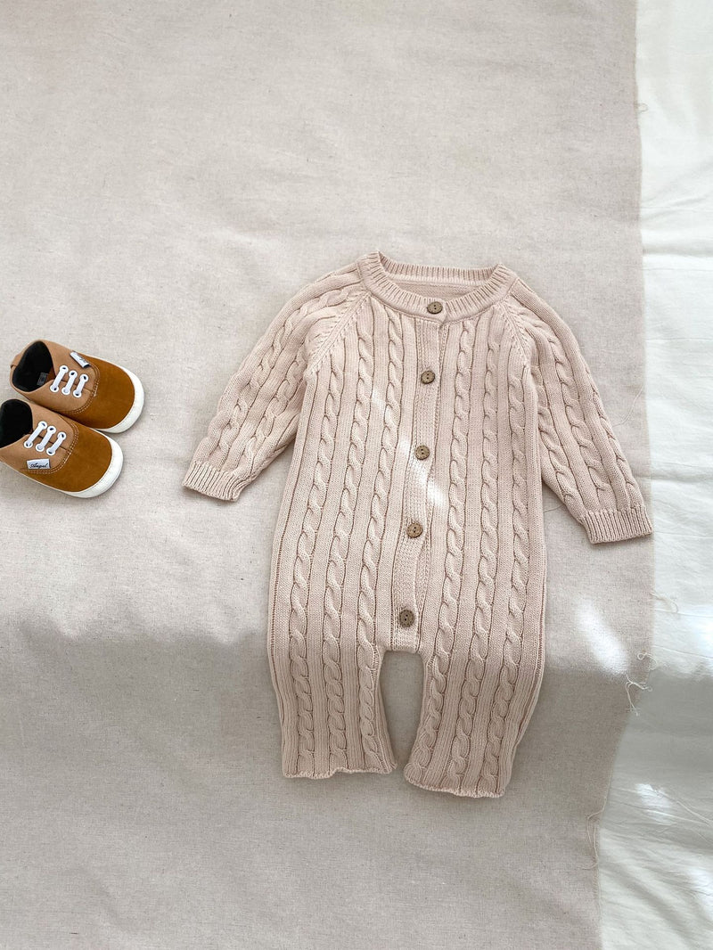 Fato de bebé em malha com torcidos feito à mão