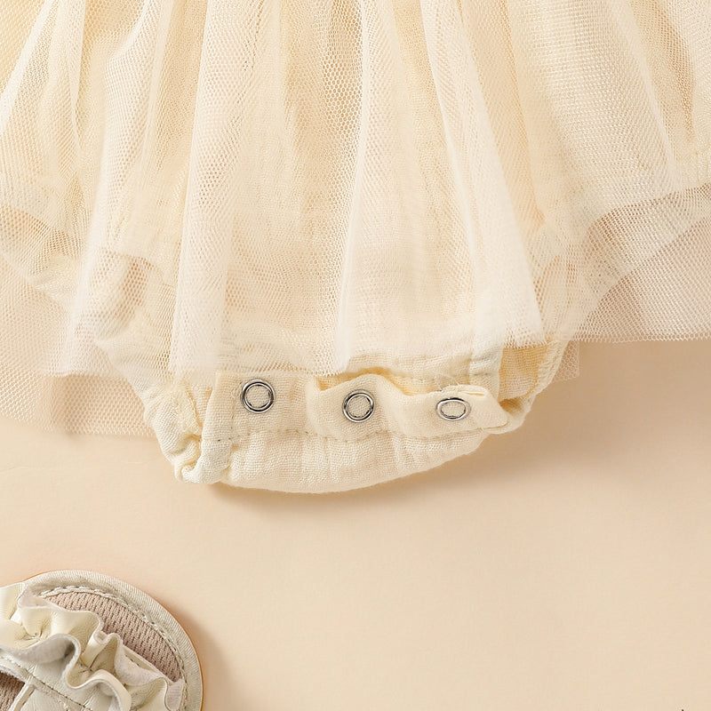 Conjunto de duas peças de vestido de alças em rede com bordado de toalha e fita para o cabelo com laço