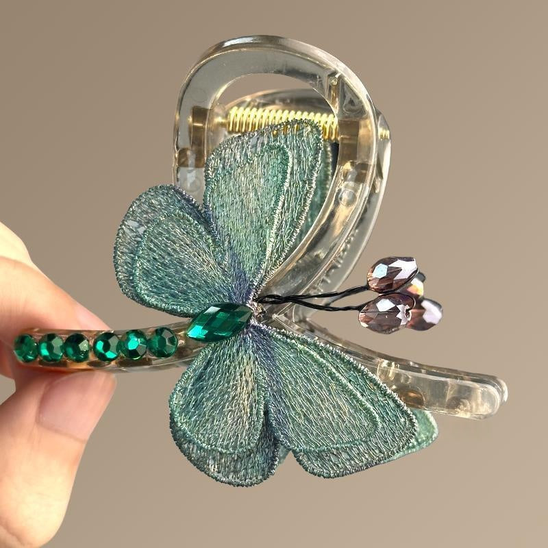 Retro-Haarspange mit besticktem Schmetterling im Half-up-Stil