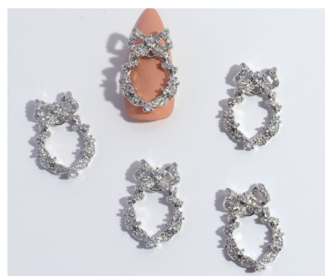 Nagelschmuck Zirkonia-Blume Quastenkette