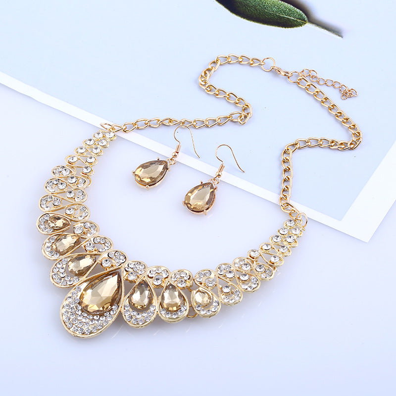Amerikanisches Modeschmuck-Set: Metall-Halskette und Ohrringe mit Edelstein-Diamant-Anhängern für Bräute