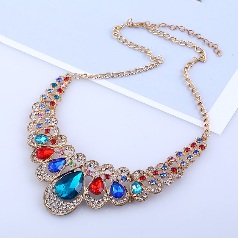 Amerikanisches Modeschmuck-Set: Metall-Halskette und Ohrringe mit Edelstein-Diamant-Anhängern für Bräute