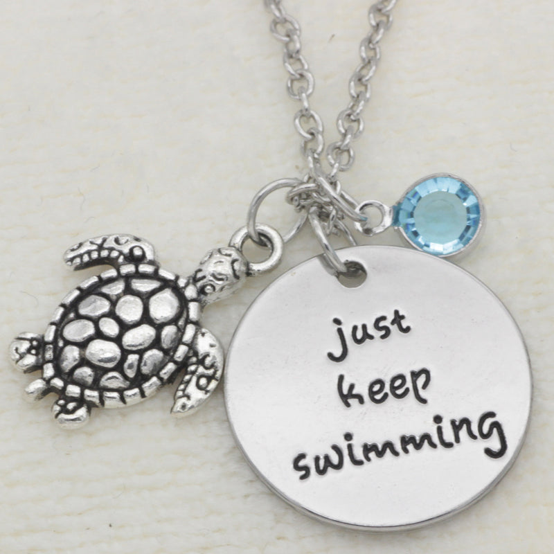 Buchstabenhalskette „Just Turtle Swimming Sea“