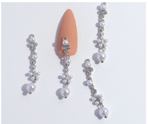 Nagelschmuck Zirkonia-Blume Quastenkette