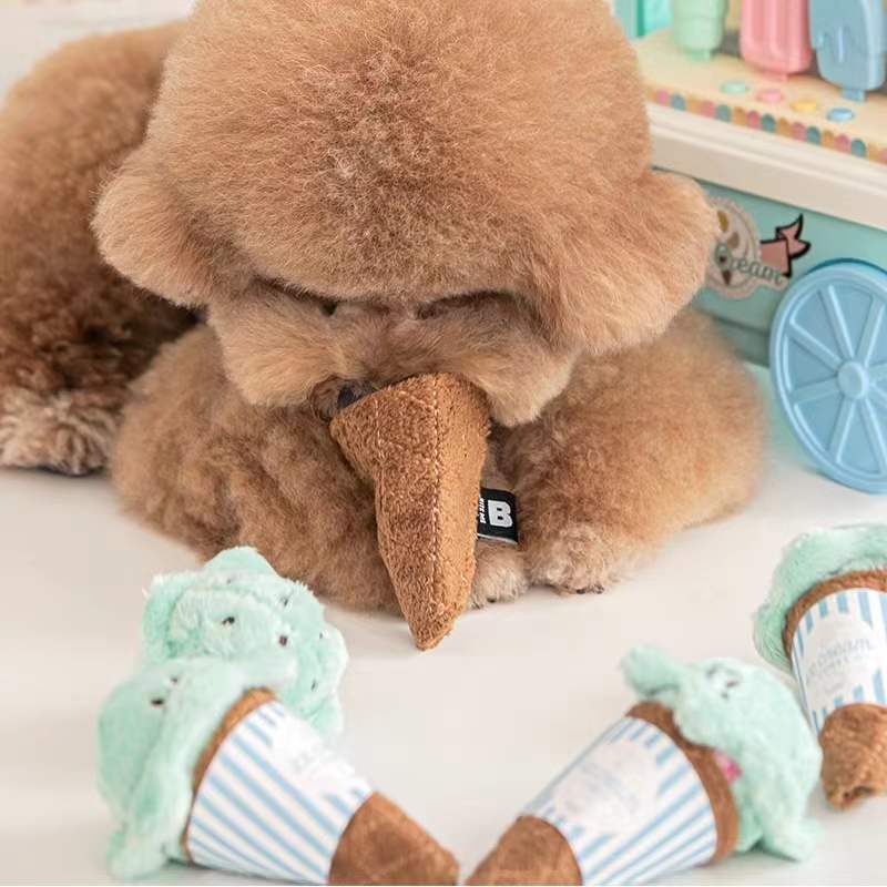 Os animais de estimação podem cheirar e fazer sons para aliviar o tédio ao ranger os dentes. Cães e gatos de papel escondem brinquedos de gelado.