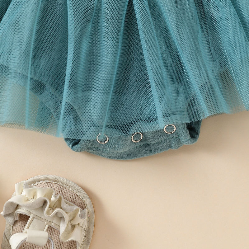 Conjunto de duas peças de vestido de alças em rede com bordado de toalha e fita para o cabelo com laço