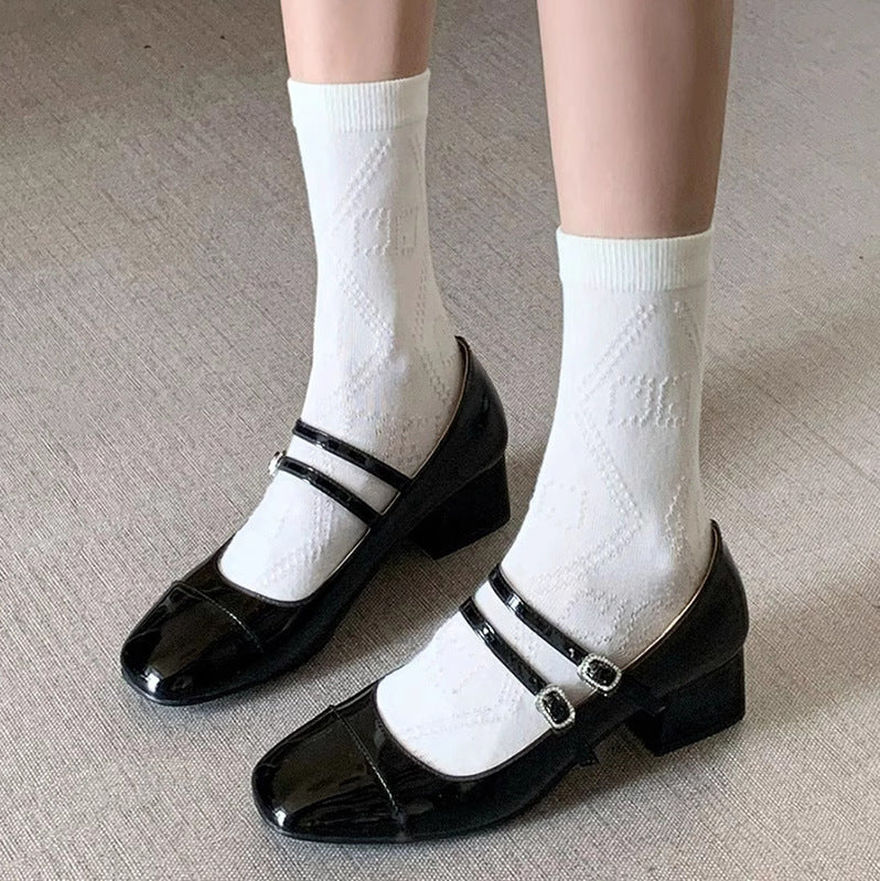 Sapatos femininos de salto alto com fivela quadrada e salto médio