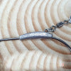 Nudefarbener Crankbait mit Bleikopf, bauchigem Kurbelhaken und Metallblatt-Köder