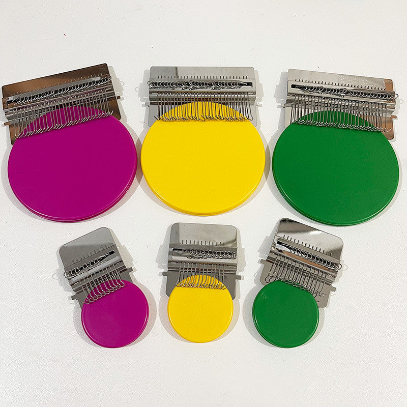Kleine handgefertigte Strickmaschine ohne Nadel