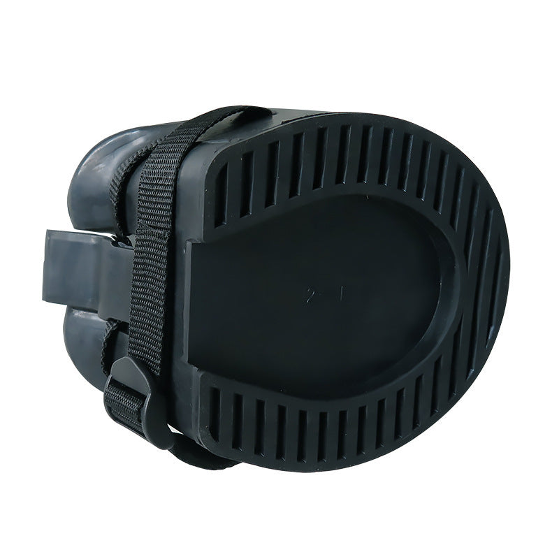 Cascos de cavalo de borracha par de cavalos isolado água suja estrume