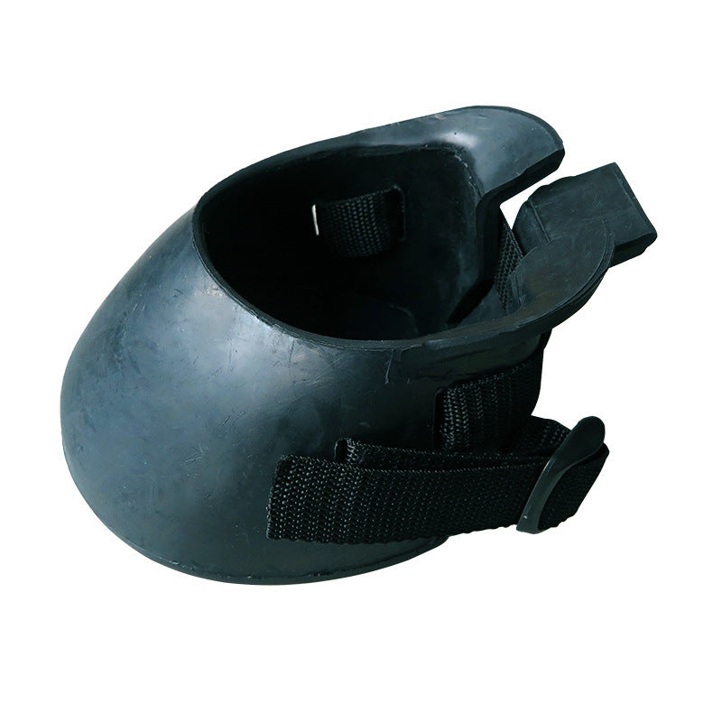Cascos de cavalo de borracha par de cavalos isolado água suja estrume