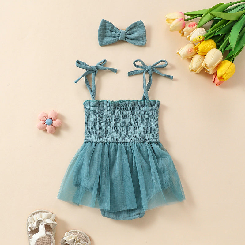 Conjunto de duas peças de vestido de alças em rede com bordado de toalha e fita para o cabelo com laço