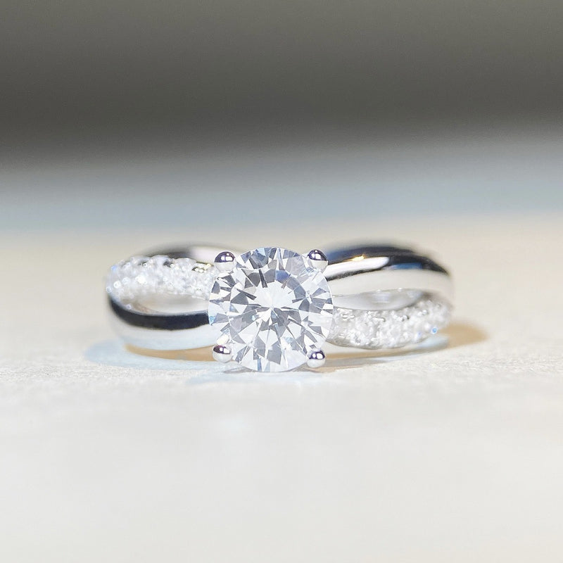 1 Karat Classic Four-claw Ring Winding Twisted Arm Moissanite