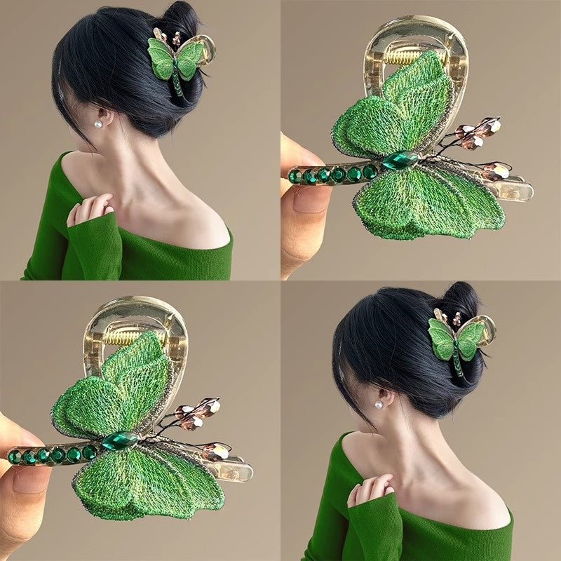 Retro-Haarspange mit besticktem Schmetterling im Half-up-Stil