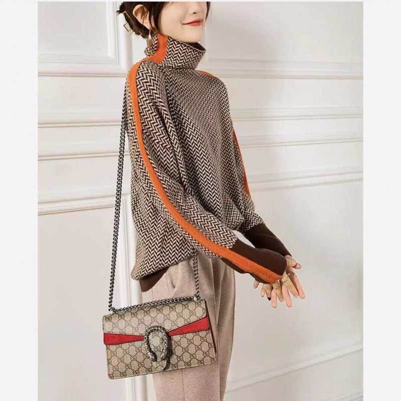 Lockerer Rollkragenpullover mit Kontrastärmeln in Wolloptik für Damen, Herbst und Winter