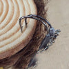 Nudefarbener Crankbait mit Bleikopf, bauchigem Kurbelhaken und Metallblatt-Köder