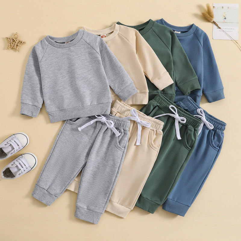 Conjunto de camisola de gola redonda e calças de cor lisa para menino