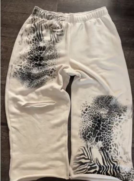 Lässige Herrenhose mit Leopardenmuster