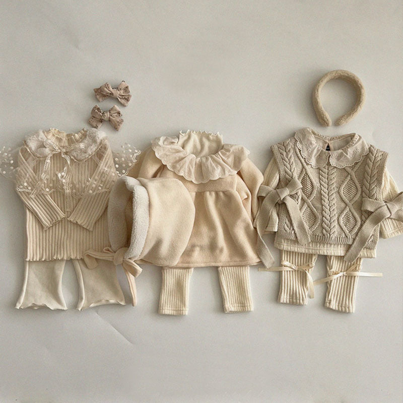 Top de gola de renda em algodão cardado para bebé menina