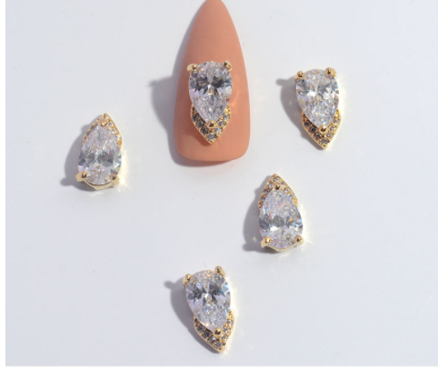 Nagelschmuck Zirkonia-Blume Quastenkette