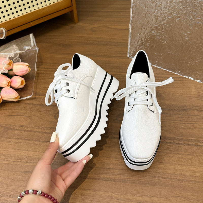 Britische Brogue-Schnürschuhe mit eckiger Kappe und Plateauabsatz