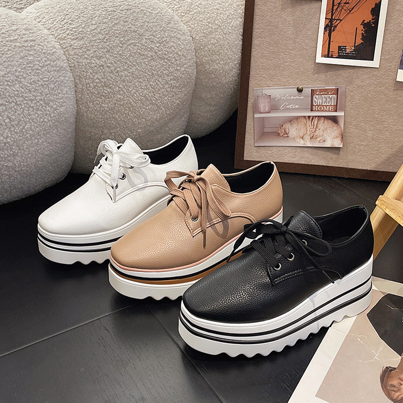 Britische Brogue-Schnürschuhe mit eckiger Kappe und Plateauabsatz