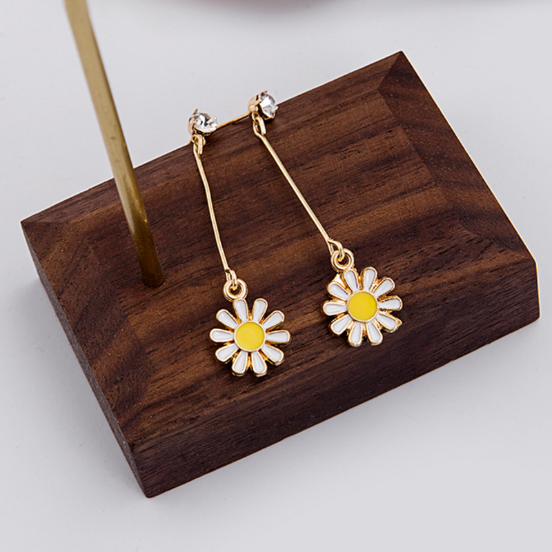 Temperament Little Daisy Earrings Korea Sweet Petal Flower Earrings