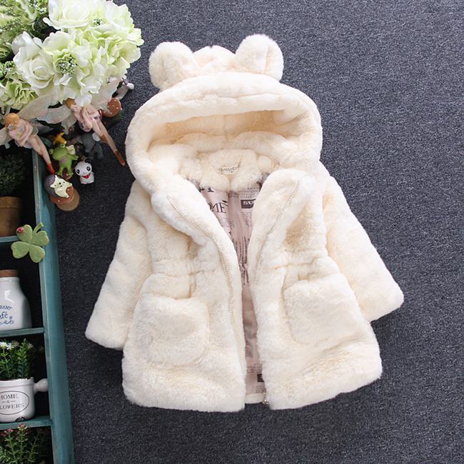 Ein Mädchen-Pelzmantel für Herbst und Winter