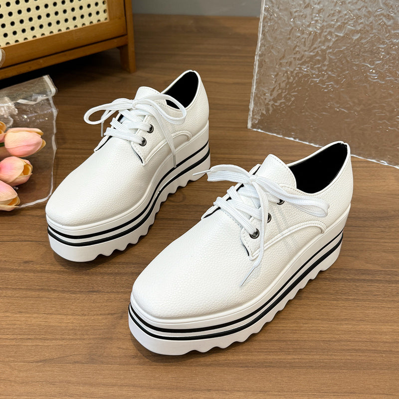Britische Brogue-Schnürschuhe mit eckiger Kappe und Plateauabsatz