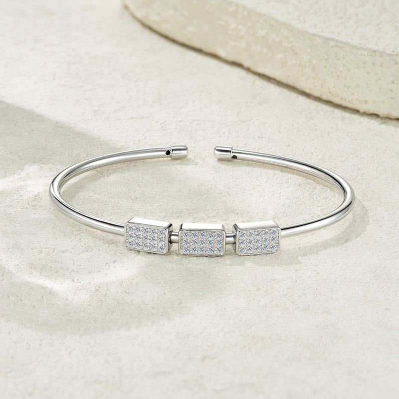 A Luxurious And Fashionable Minimalist Jewelry Bracelet Featuring Top-quality Moissanite, Made Of S925 Silver Electroplated With Platinum.
