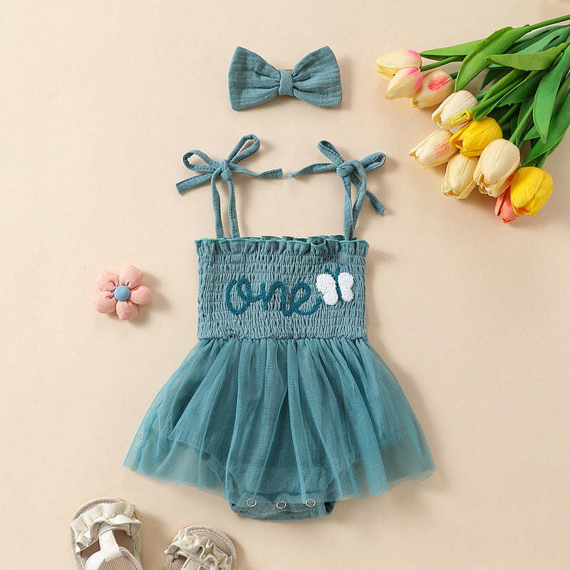 Conjunto de duas peças de vestido de alças em rede com bordado de toalha e fita para o cabelo com laço