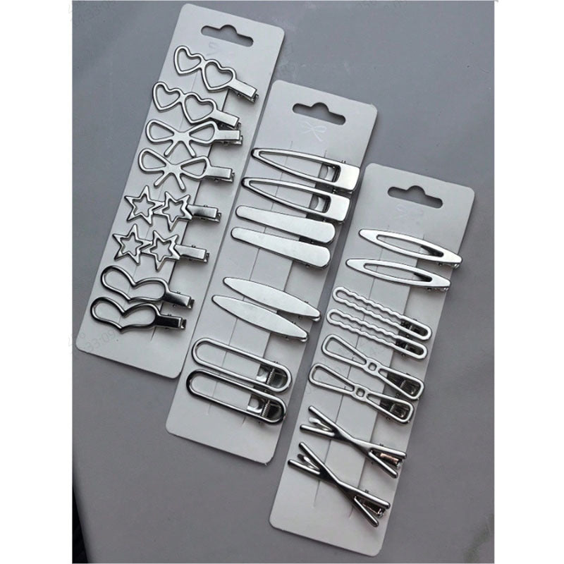 24-teiliges Set im Cold-Style mit herzförmigen Strass-Buchstaben-Entenschnabel-Haarspangen